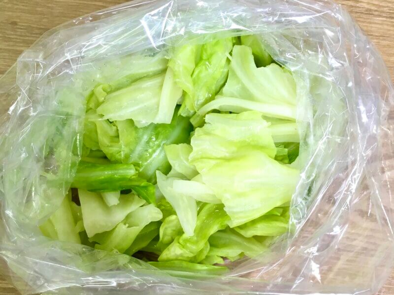 キャベツの水分を取ったあと、ビニール袋に入れた様子