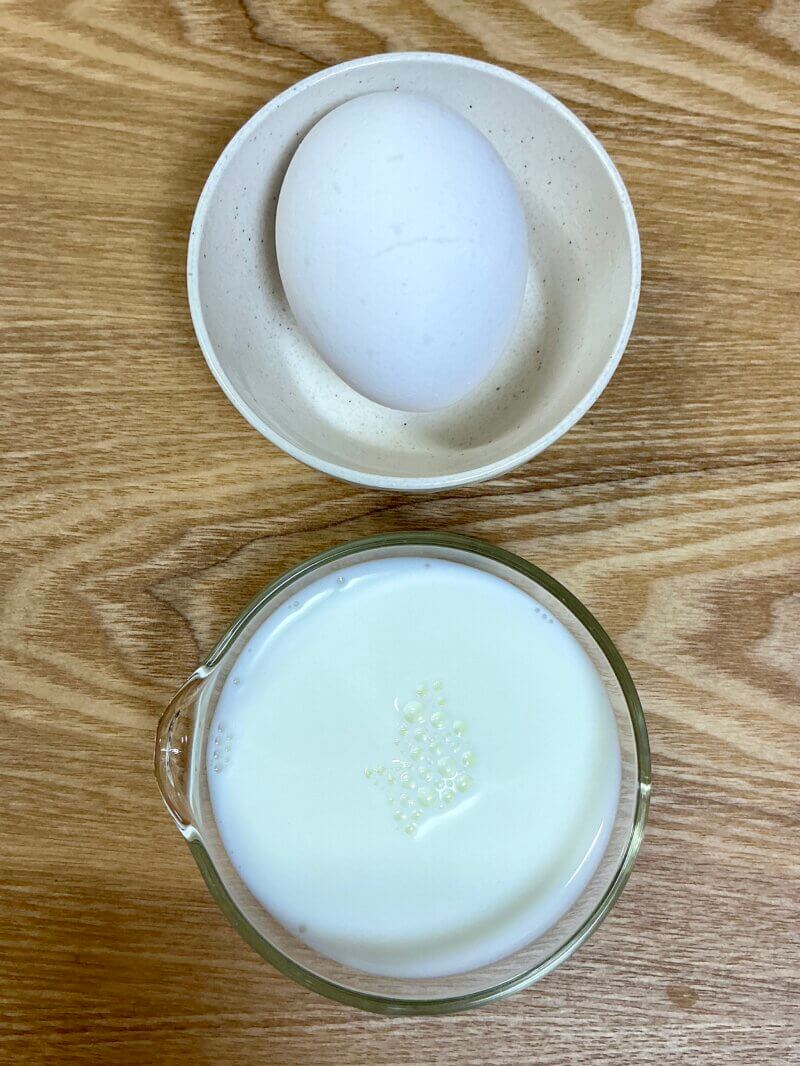 卵1個と牛乳50gを室温に戻しているところ