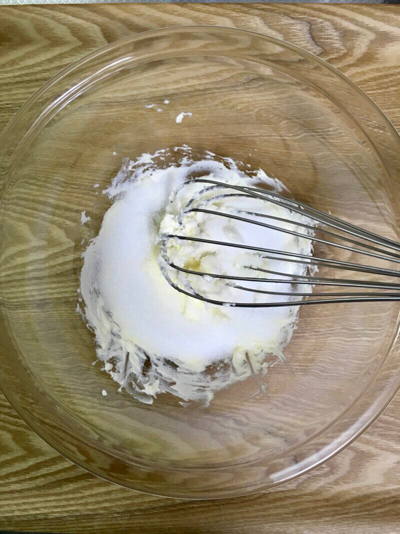クリームチーズと砂糖をホイッパーで混ぜているところ