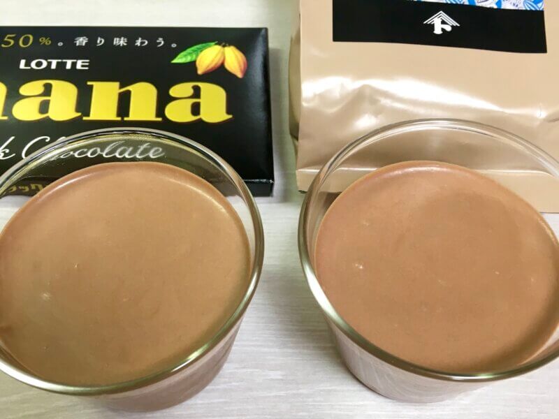 左がガーナブラックで作ったチョコムース、右がヴァローナ・カライブで作ったチョコムースを並べたところ