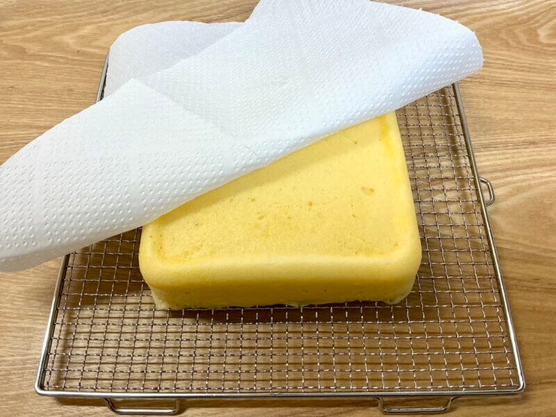 加熱したチーズ蒸しパンを網の上で粗熱を取っている様子