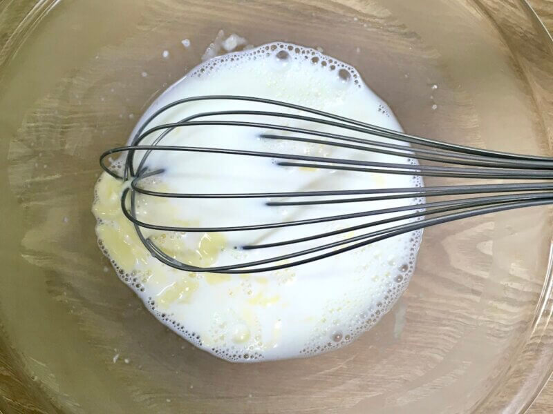 スライスチーズと牛乳を温めて混ぜている写真