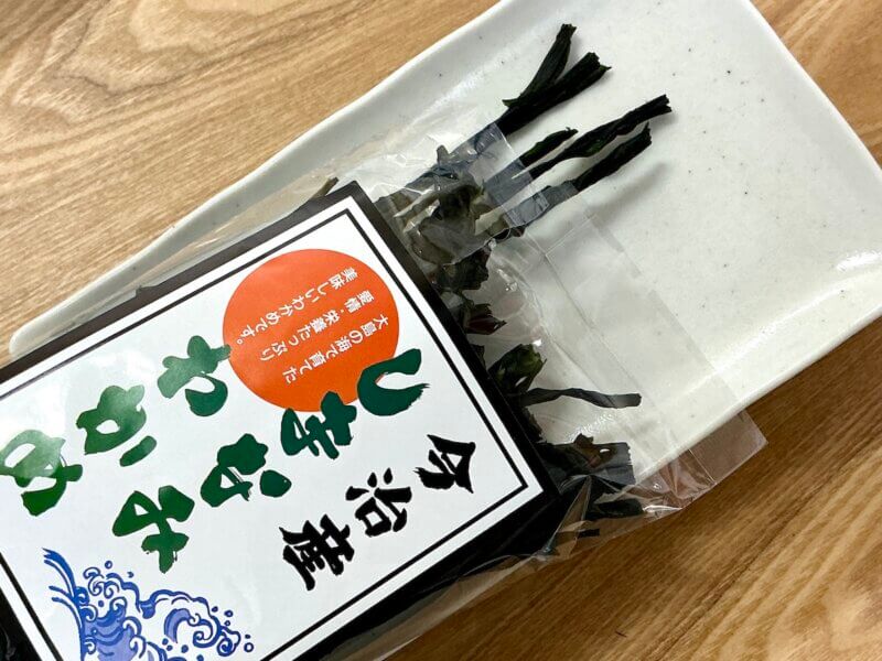 大三島「多々羅しまなみ公園」購入お土産「しまなみ わかめ」の中身を出している様子