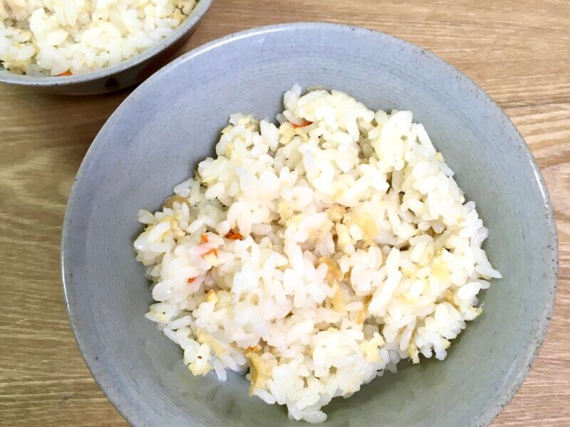 大三島「多々羅しまなみ公園」購入お土産「レトルトパックの鯛めし」を加熱して茶碗に入れる