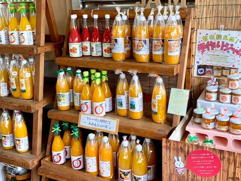 大三島「多々羅しまなみ公園」の屋台市に並ぶ柑橘ジュース