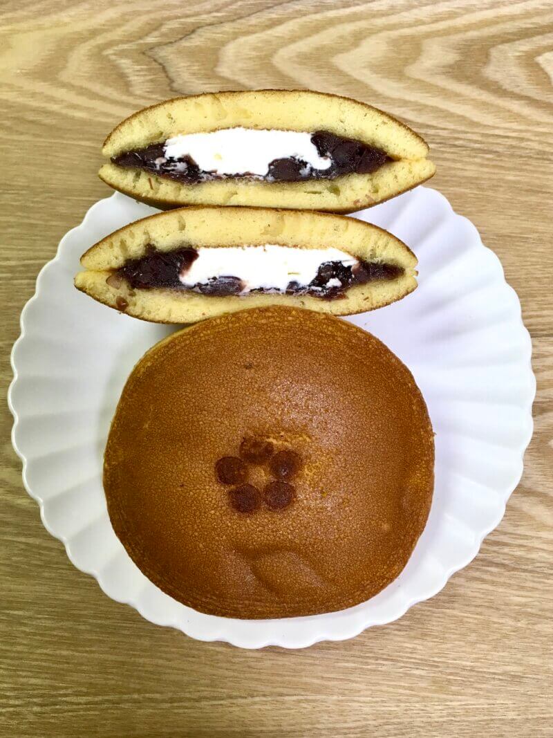 大三島「多々羅しまなみ公園」購入お土産「どら一」をカットして中身を見せている