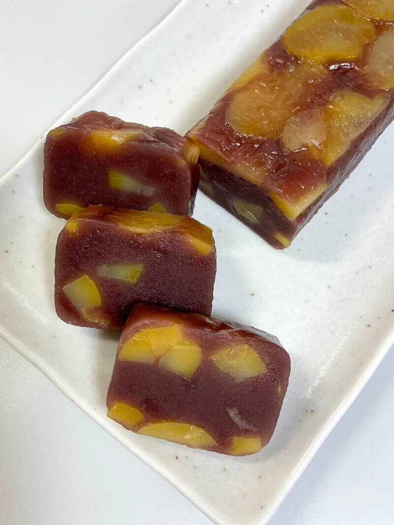 大三島で購入お土産「栗むし羊羹」をカットした様子