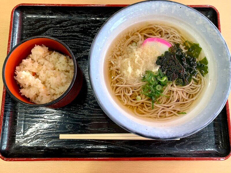 大三島「多々羅しまなみ公園」レストランメニュー「鯛めし＆そばセット」の写真