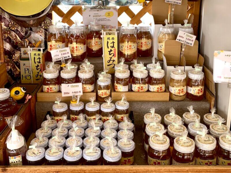 大三島「多々羅しまなみ公園」屋台市はちみつが棚に並んでいる様子