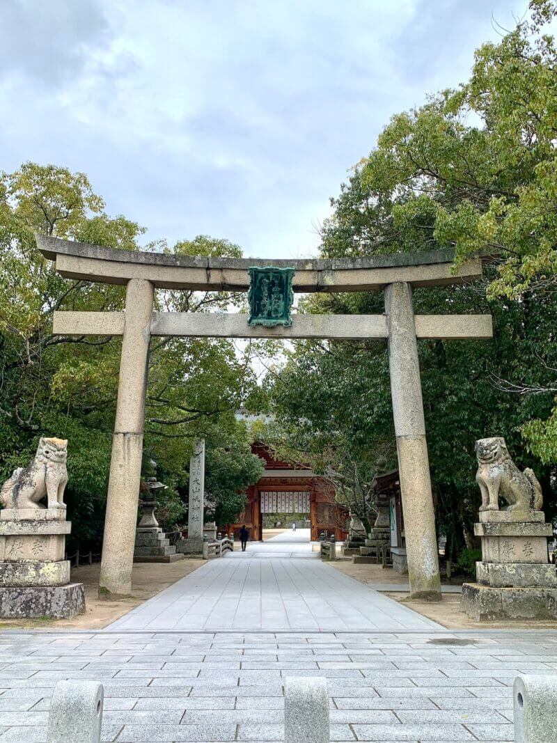 大三島の人気観光地「大山祇神社」入り口前の鳥居