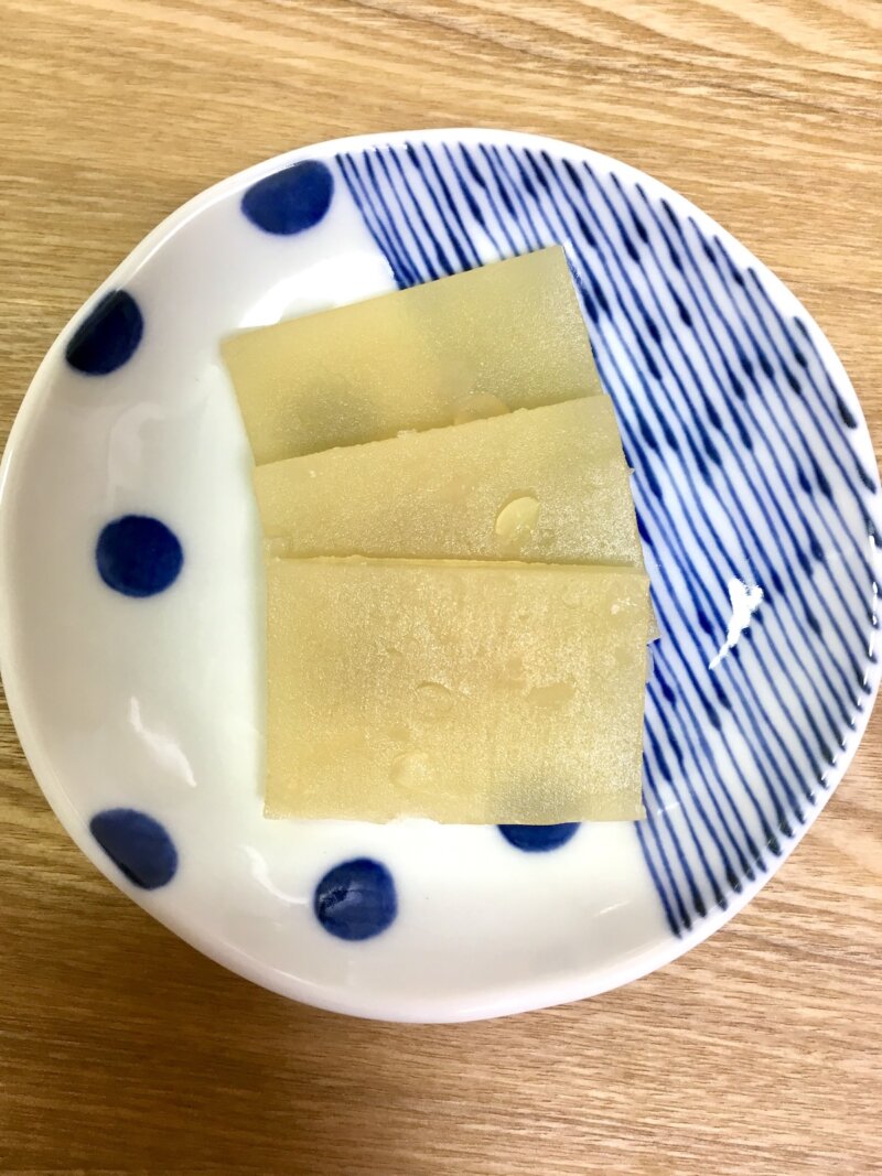 出雲で購入お土産「神在月」をカットした様子