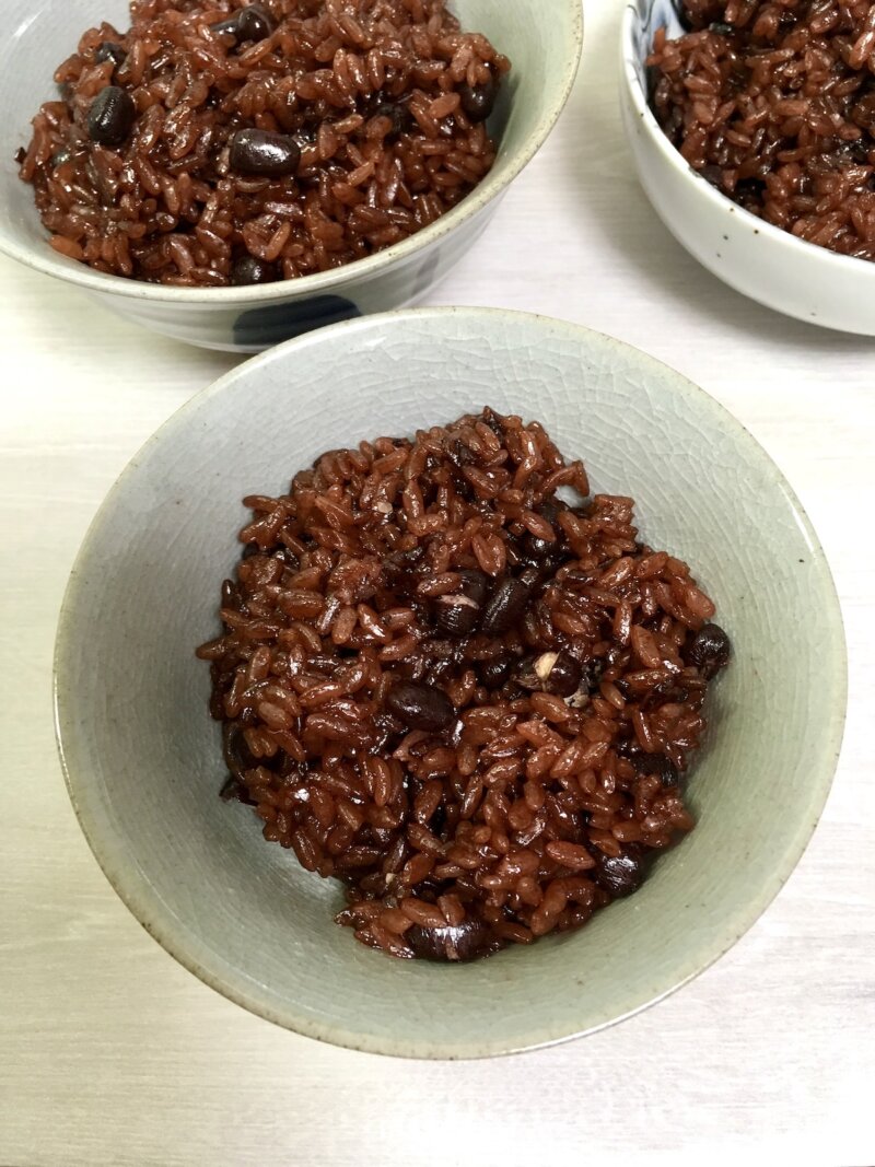 出雲で購入お土産「VIVANT赤飯」を炊いてお茶碗に盛り付けた様子