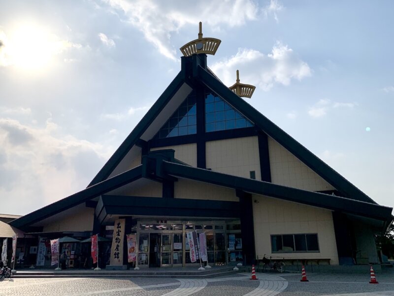 道の駅「大社ご縁広場 出雲物産館」の外観