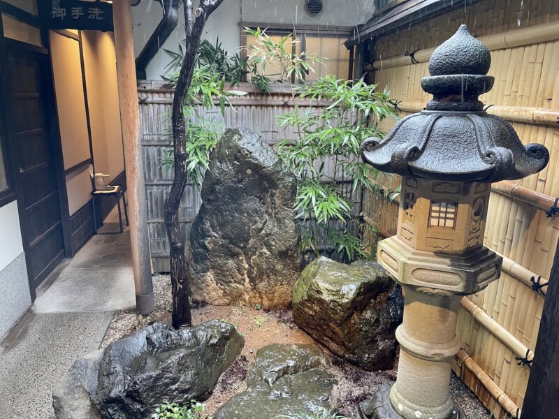 出雲そば「羽根屋本店」の店内にある中庭の様子