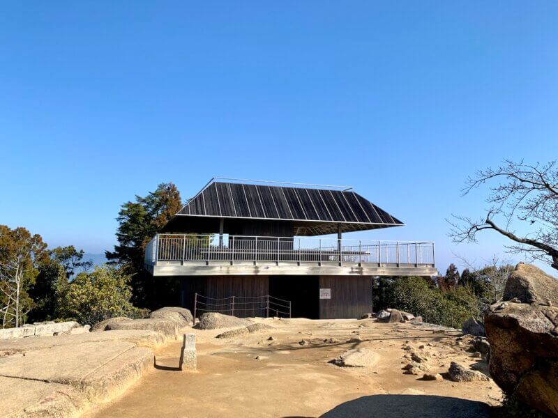 宮島弥山の山頂にある展望台の外観