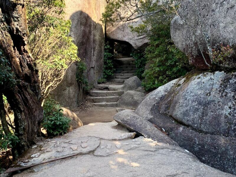 宮島弥山の山頂付近にある岩山と石階段