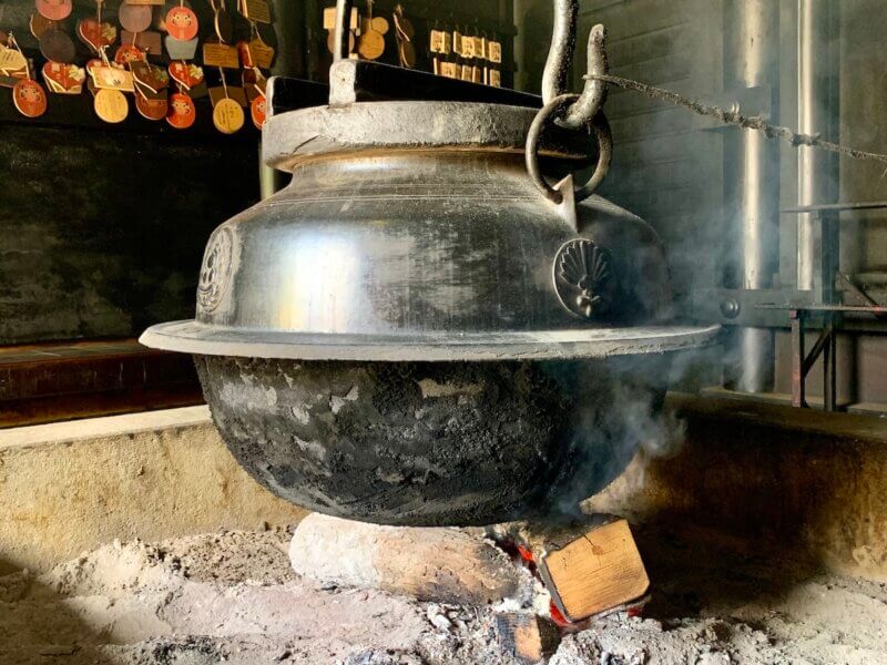 弥山本堂・霊火堂の中にある消えずの火と大茶釜の写真