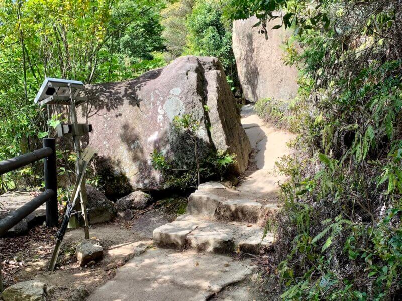 宮島にある弥山本堂へ行く足場の悪い道