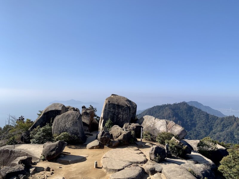 宮島の弥山の頂上にある岩山の景色