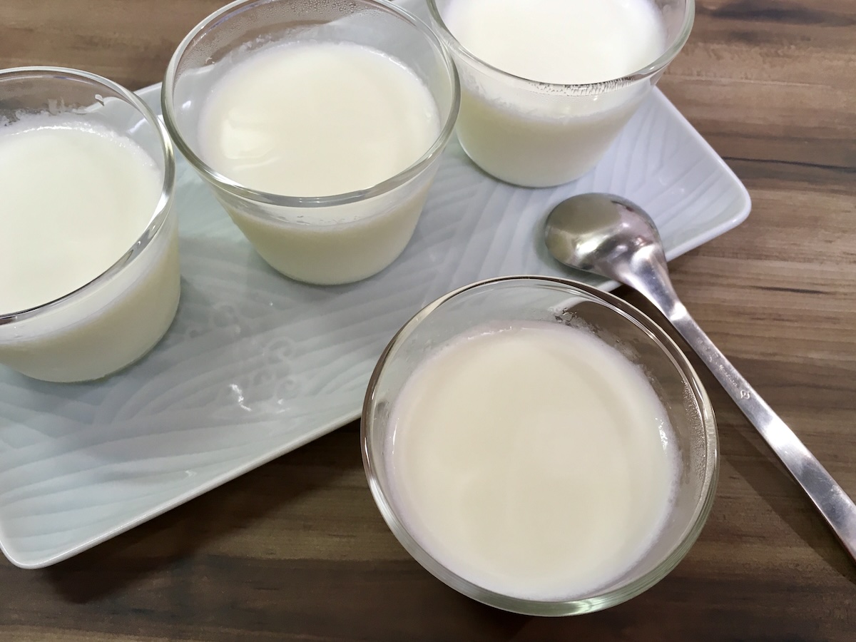 材料3つゼラチンで作った牛乳プリン