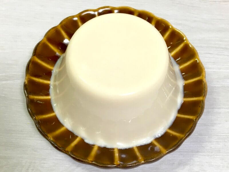 牛乳プリンを型から出してお皿に盛り付けている様子