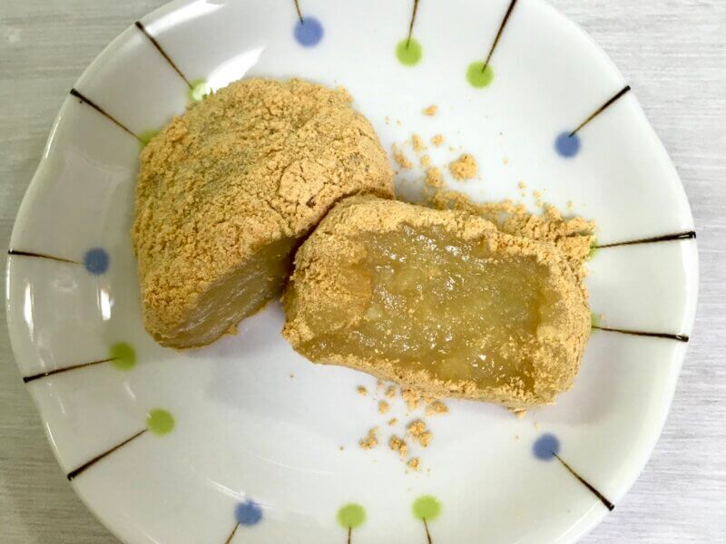 カットして中身を見せている「からいも団子」のあんこ無しバージョン