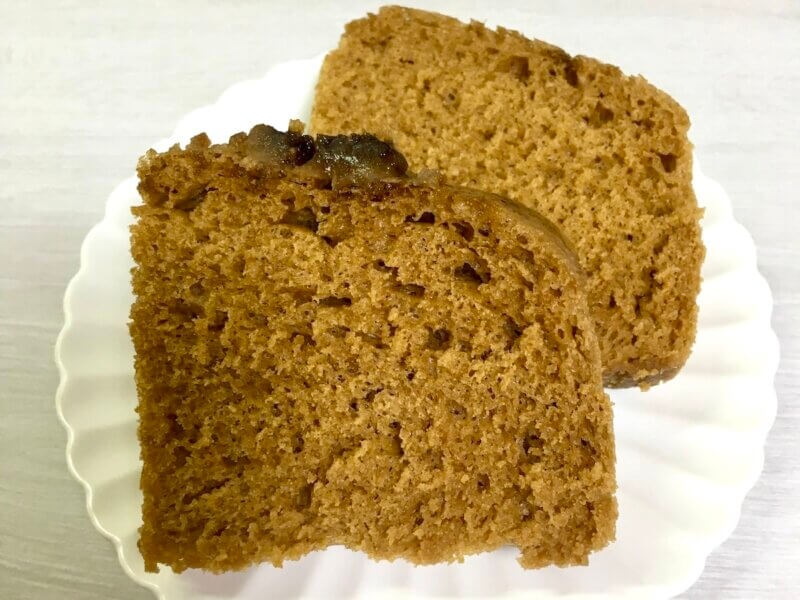 カットした黒糖蒸しパン・ふかふかをお皿に盛り付けたところ