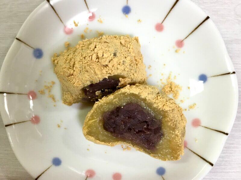 カットして中身を見せている「からいも団子」のあんこ入りバージョン