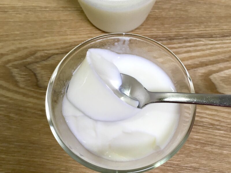 3時間冷やした牛乳プリンをスプーンで掬っているところ