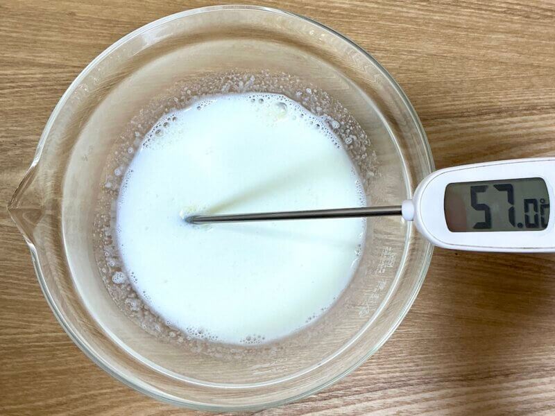 牛乳と粉ゼラチンを1分加熱した直後の温度57℃の様子