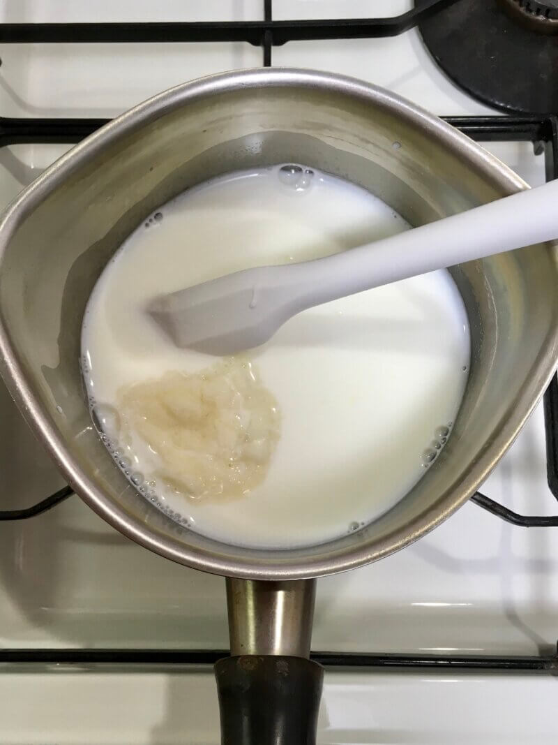 温めた牛乳にふやかした粉ゼラチンを入れているところ