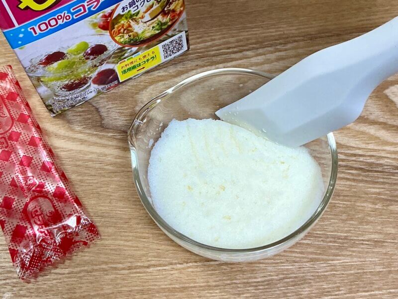 牛乳に粉ゼラチンを入れてふやかしているところ