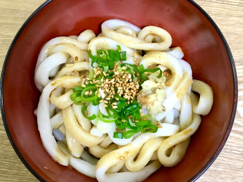 伊勢うどんを茹でて薬味を乗せたところ