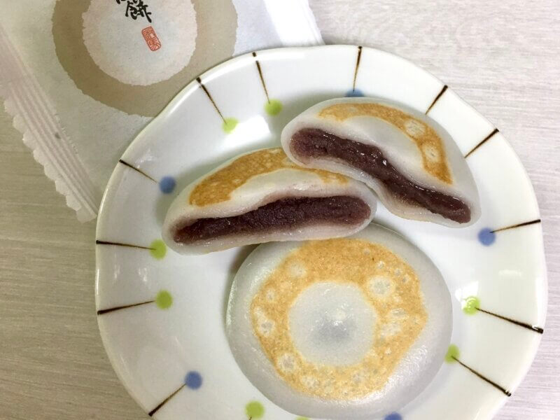 伊勢名物・へんば餅をカットしてお皿に盛り付けているところ