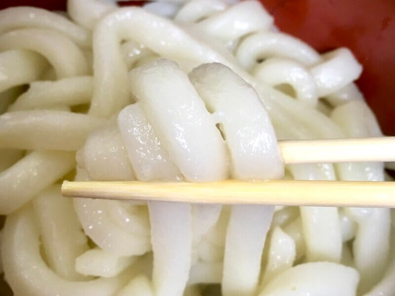伊勢名物・伊勢うどんの茹でた麺をアップで撮った写真