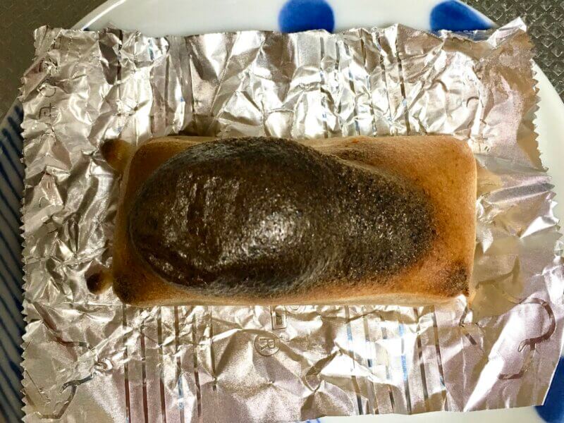 へんばや商店の黒餅をトースターで焼いて焦げた様子