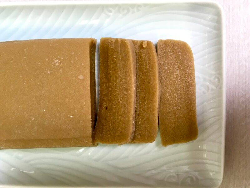 へんばや商店の黒餅をカットした様子