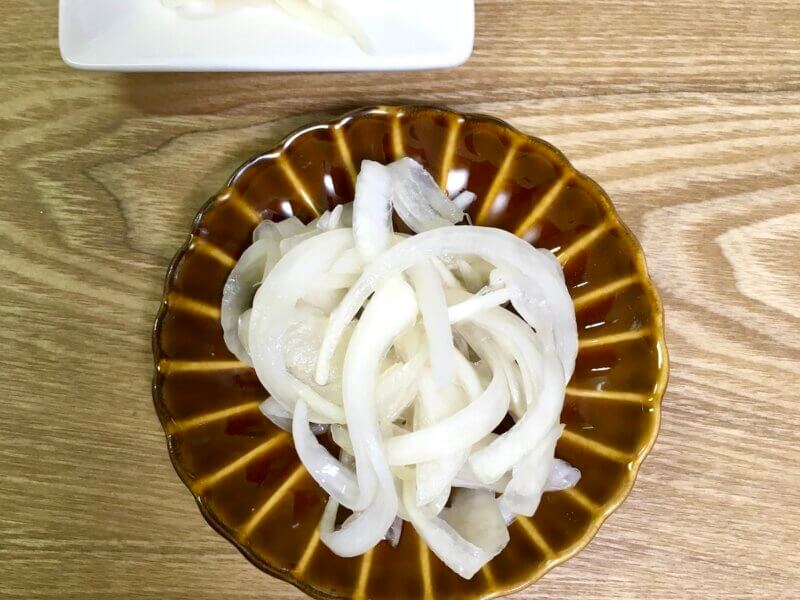 3日後の酢玉ねぎをお皿に盛り付けている様子