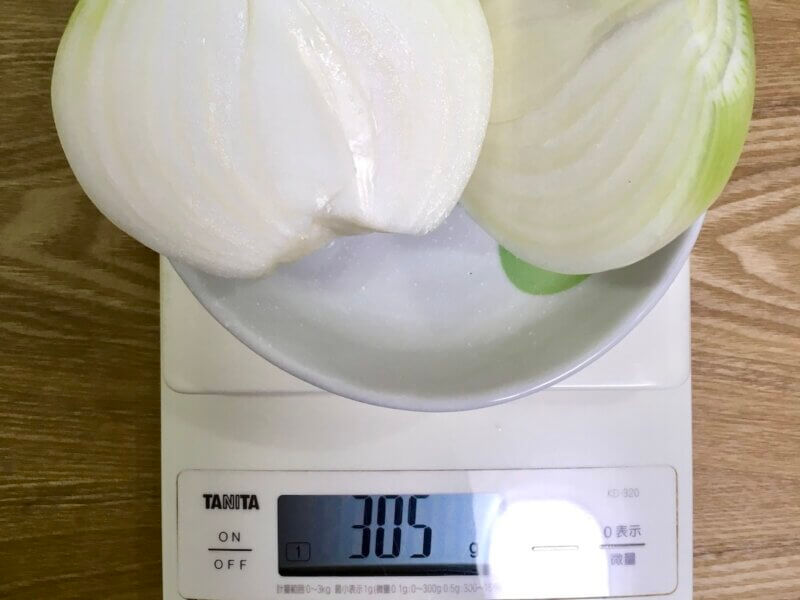 皮を剥いた玉ねぎの重さが305g