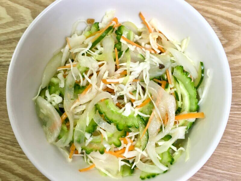 サラダに酢玉ねぎを入れた様子