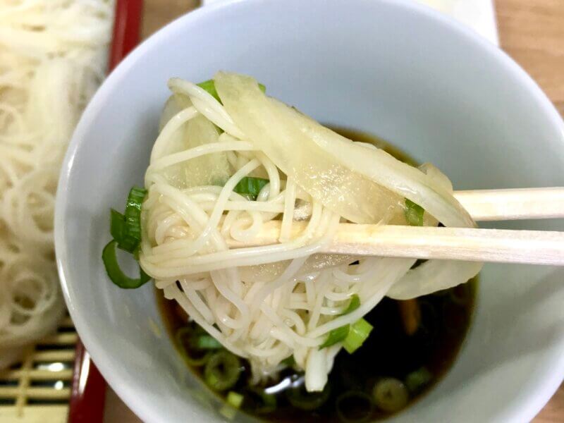 そうめんつゆに入れて、そうめんと一緒に持ち上げている酢玉ねぎ