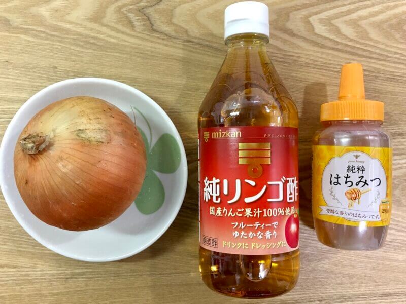 リンゴ酢で作る酢玉ねぎの材料3つ