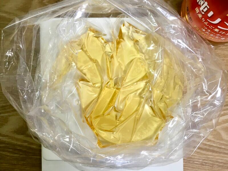 ビニール袋にはちみつ5gとリンゴ酢90gを入れたところ