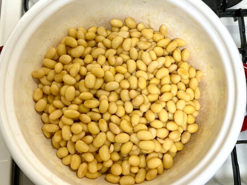 沸騰してから48分煮込んだ様子の大豆