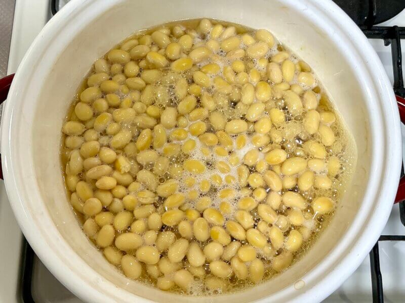 沸騰してから40分煮込んだ様子の大豆
