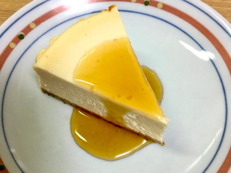 甘さ控えめのNYチーズケーキに蜂王をかけてたところ
