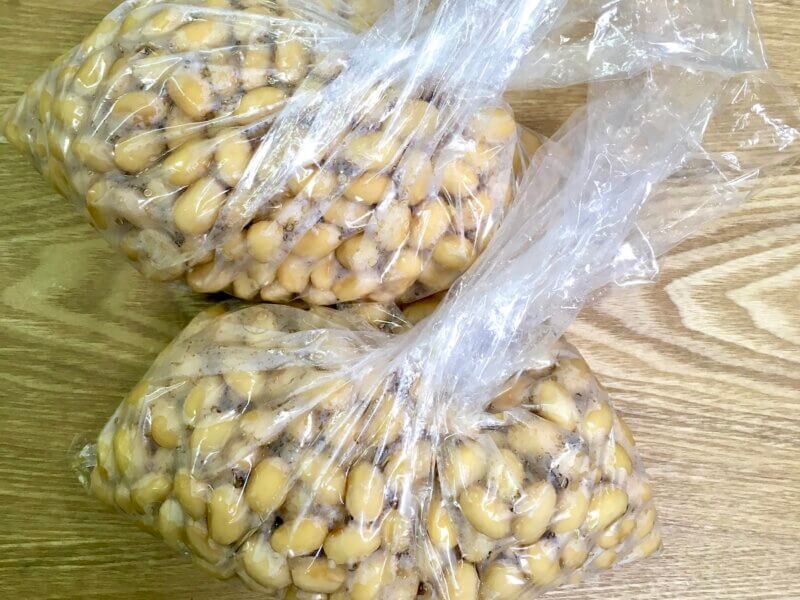 粗熱を取った水煮大豆をビニール袋に入れたところ