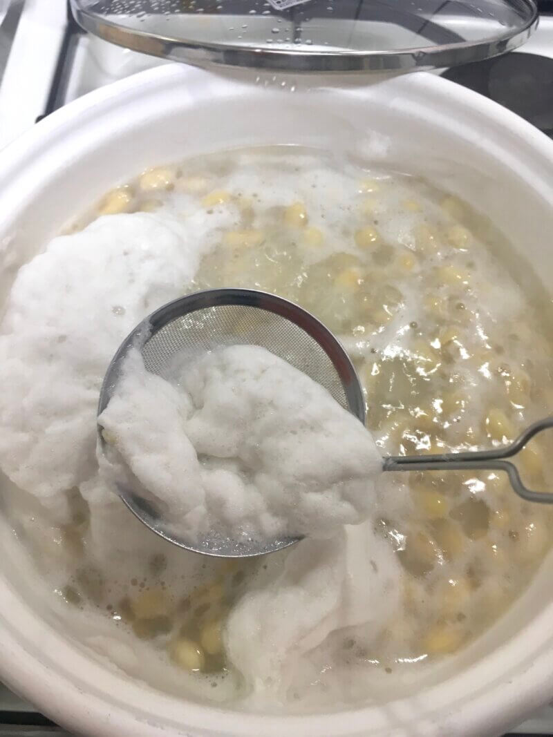 大豆から出てきたアクを取っているところ