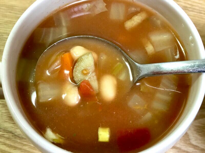 完成した水煮大豆をトマトスープに入れた様子