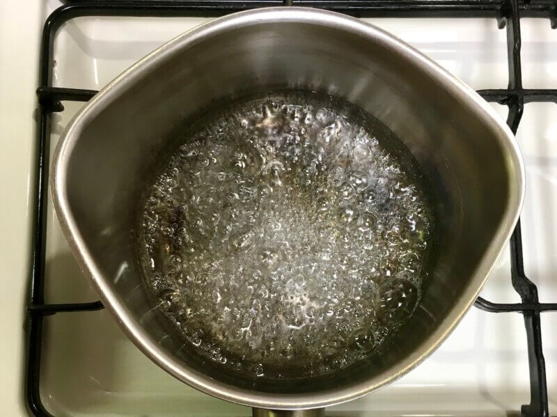 砂糖50gと水大さじ１を中火にかけてカラメルを作っている様子